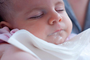 婴儿吐奶怎么处理方法